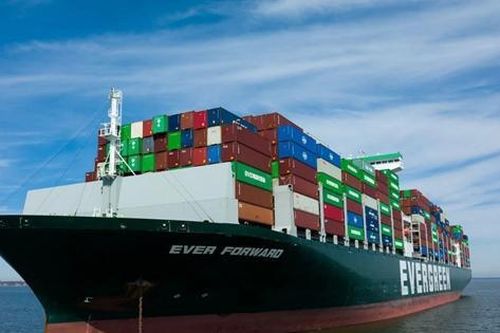 'Người anh em' của con tàu từng kẹt ở kênh đào Suez lại đang mắc kẹt, cái tên rất mỉa mai