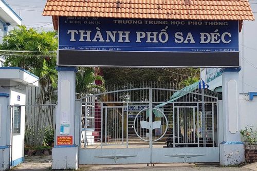 Kiểm điểm hiệu trưởng vì nhân viên văn phòng ghi điểm vào học bạ