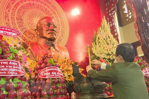 Dâng hương tưởng niệm 42 năm Ngày mất của Chủ tịch Tôn Đức Thắng