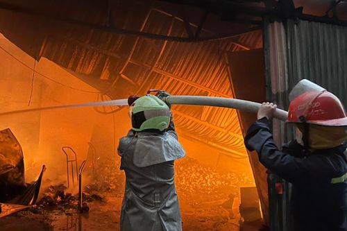 Hà Nội: Cháy lớn tại xưởng sản xuất