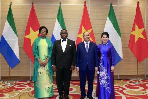 Thông điệp ý nghĩa trên tà áo dài của Đệ nhất phu nhân Sierra Leone
