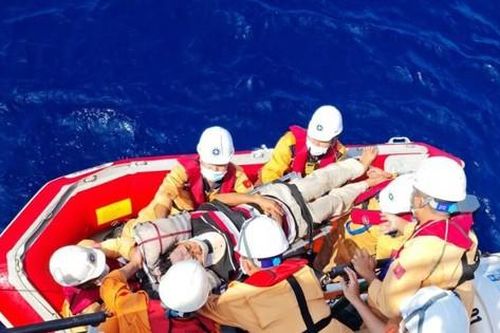 Vượt sóng cứu ngư dân Quảng Nam bị nạn trên biển Khánh Hòa