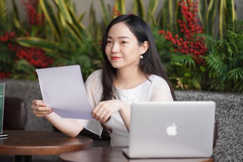 Cô gái Hà Nội lọt Forbes Under 30 nhờ giúp người già sống vui, khỏe