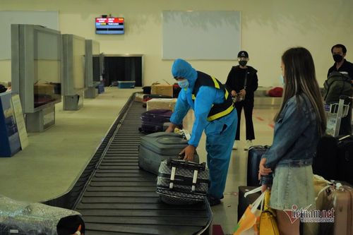 Sân bay Tân Sơn Nhất vắng khách quốc tế sau ngày mở cửa du lịch