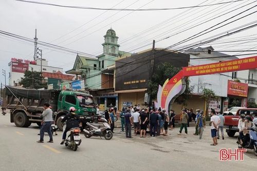 Xe máy va chạm xe tải, nam sinh tử vong tại chỗ