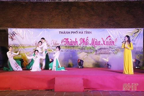 Ấn tượng đêm thơ nhạc 'Thành phố mùa xuân'