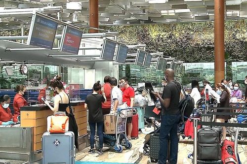Chuyến bay Vietnam Airlines chở những du khách quốc tế đầu tiên đến Việt Nam