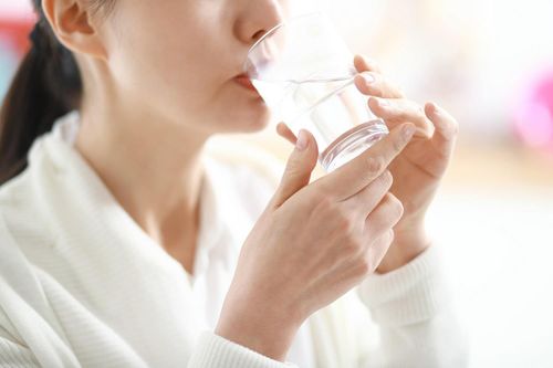 F0 cần uống bao nhiêu nước mỗi ngày?