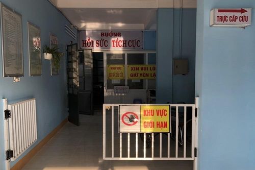 Nhắc nhở người nhà bệnh nhân đeo khẩu trang, 2 nhân viên y tế bị hành hung