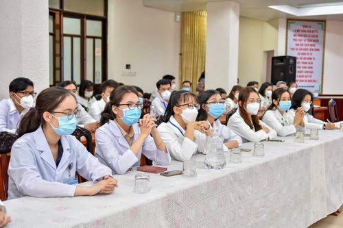 'Chia lửa' với y tế cơ sở