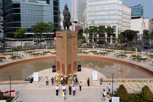 Lư hương Đức thánh Trần về lại vị trí cũ