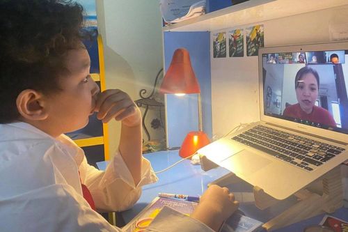 Học sinh F0 khóc vì bị quá tải bài vở