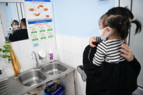 Con mắc Covid-19 khó ngủ cả đêm vì không được tắm