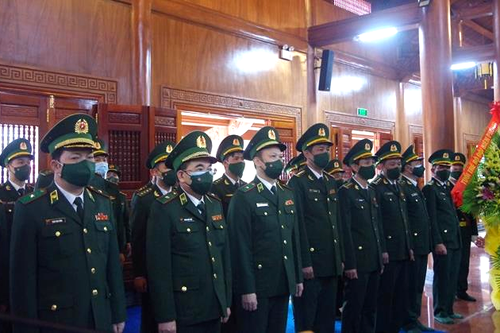 Dâng hương Đền thờ Bác Hồ và các anh hùng liệt sĩ tại Quảng Bình