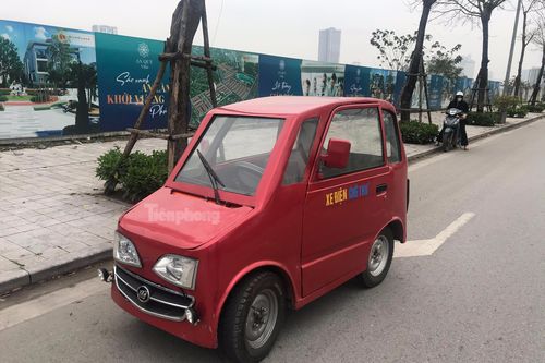 Người đàn ông hơn 70 tuổi tự chế ô tô điện tại Hà Nội