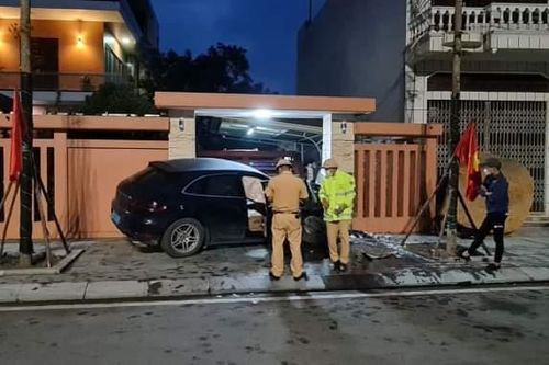 Xe sang Porsche lao thẳng vào nhà dân lúc nửa đêm