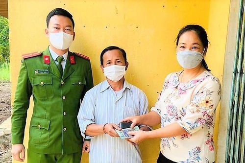 Người cha nghèo bật khóc khi nhận lại tiền đánh rơi