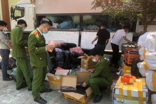 Phát hiện ô tô 'nhồi' đầy hàng cấm, kit test COVID-19 nhập lậu khi qua Huế