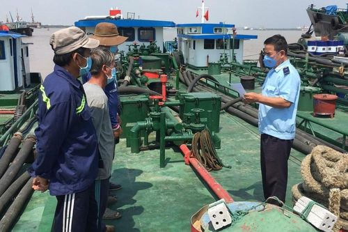 Giá cả tăng cao, buôn lậu xăng dầu tiếp tục nhức nhối