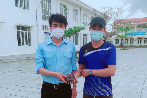 Học sinh lớp 5 trả lại gần 9 triệu đồng cho người đánh rơi