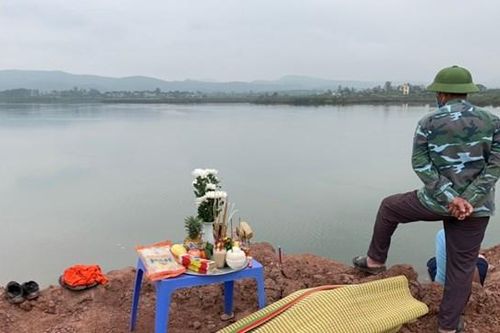 Kiểm tra ống nước, một công nhân trượt chân ngã xuống biển