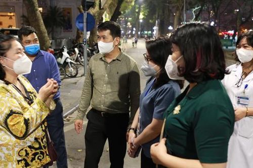Người dân háo hức dạo phố đi bộ Hồ Gươm ngày đầu mở cửa trở lại