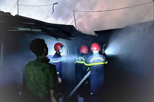 Hỏa hoạn thiêu rụi 64 ki-ốt trong chợ ở Bình Phước