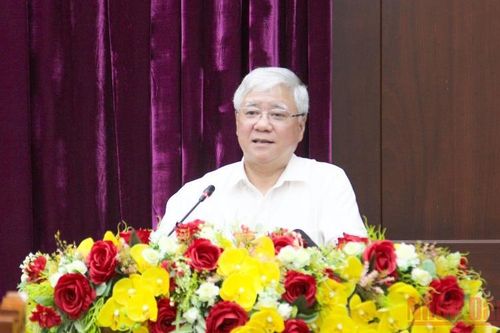 Đồng chí Đỗ Văn Chiến làm việc và trao nhà đại đoàn kết tại Vĩnh Long