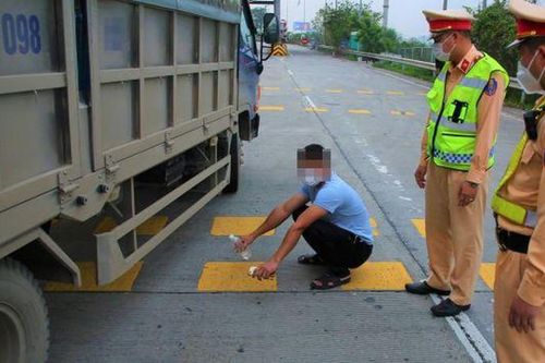 Xin cảnh sát 'bỏ qua' không được, tài xế xe tải 'ăn vạ' ở trạm cân