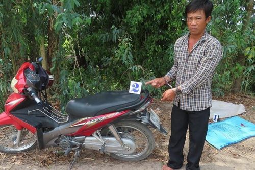 Gã đàn ông khống chế, hiếp dâm con gái của bạn giữa đồng vắng