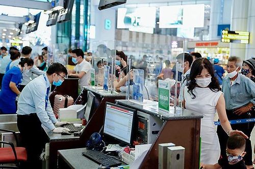 Giá xăng tăng cao, hàng không kêu cứu, đòi tăng giá vé