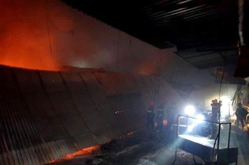 Điều tra vụ cháy thiêu rụi 64 ki ốt gây thiệt hại hàng chục tỉ đồng