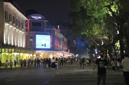 Hà Nội: Phố đi bộ đông đúc, chưa có nhiều hoạt động ngày đầu mở lại