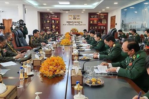 Thứ trưởng Bộ Quốc phòng Việt Nam hội đàm với Tổng tư lệnh Quân đội Hoàng gia Campuchia