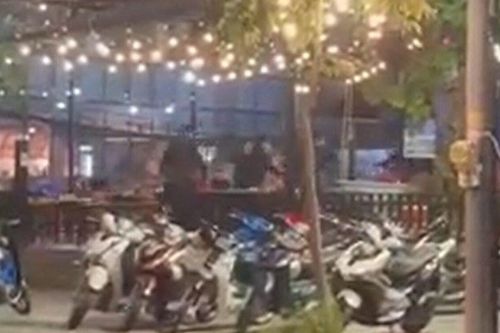 Gần chục thanh niên cầm hung khí lao vào hỗn chiến tại quán nhậu, thực khách sợ hãi bỏ chạy thoát thân
