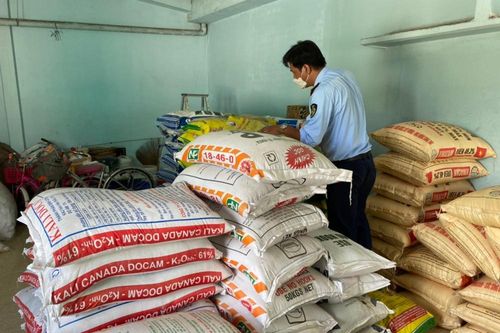 Đồng loạt kiểm tra 4 cửa hàng kinh doanh phân bón tại Tiền Giang