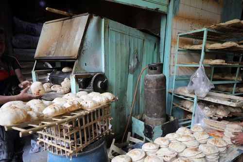 Người dân Trung Đông đổ xô tích trữ hàng hóa