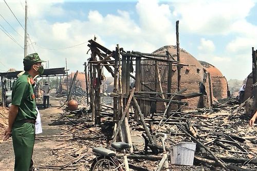 Cà Mau: Cháy rụi nhiều lò than, các hộ dân không còn nhà ở