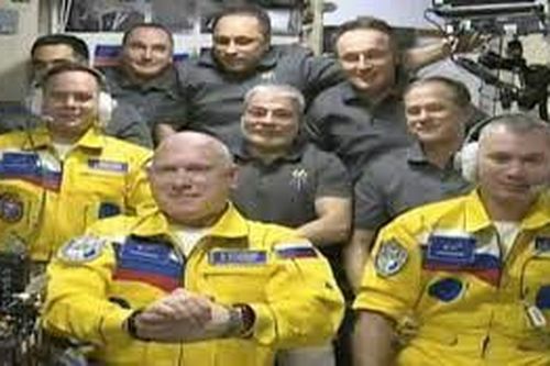 Phi hành gia Nga mặc trang phục màu cờ Ukraine đi lên ISS?