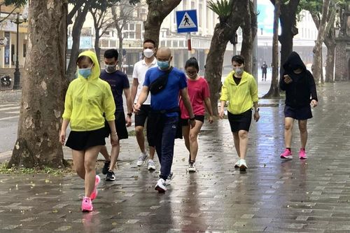 Phố đi bộ quanh Hồ Gươm sôi động nhiều hoạt động trong tuần đầu mở cửa trở lại