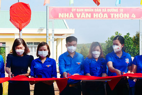 Bàn giao 4 tuyến đường 'Thắp sáng đường quê'