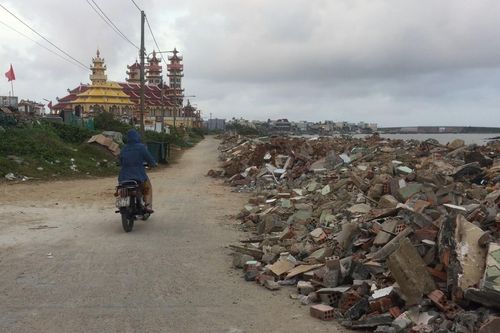 Huyện Lý Sơn cấm đổ phế thải xây dựng tại tuyến đường đi qua chùa Đục và đền thờ Phật Mẫu