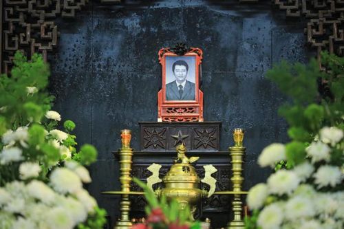 Dàn sao Việt nghẹn ngào tiễn đưa nhạc sĩ Ngọc Châu