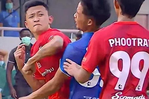 'Nói chuyện' bằng 'Muay Thái', cầu thủ Thái Lan nhận án phạt kinh hoàng