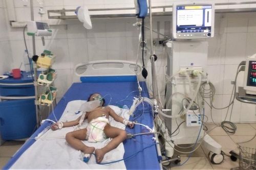Uống nhầm thuốc diệt chuột, F0 3 tuổi nguy kịch