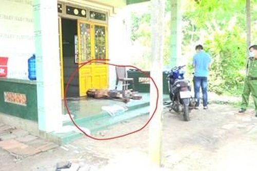 Đang ngủ với vợ, bị hàng xóm sang gọi cửa chém tử vong