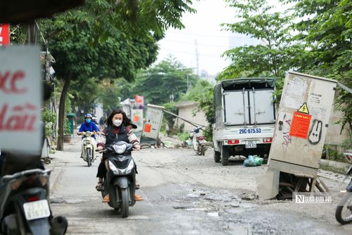 Hà Nội: Hàng chục bốt điện 'chống nạng' giữa đường