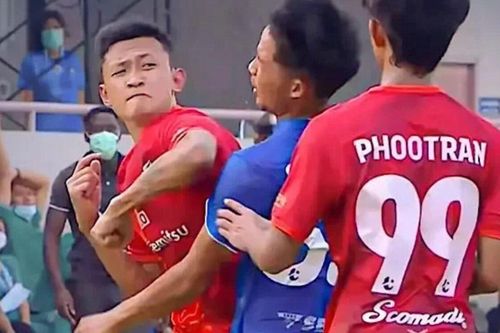 Đánh đối thủ, cầu thủ Thái Lan nhận án phạt cực nặng