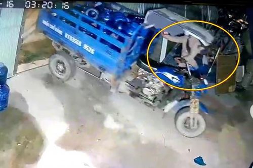 Lấy trộm xe ba gác rồi dùng kẽm cột cửa