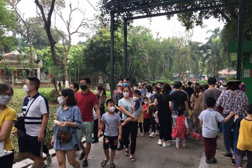 Vườn thú Hà Nội đông nghịt người ngày cuối tuần
